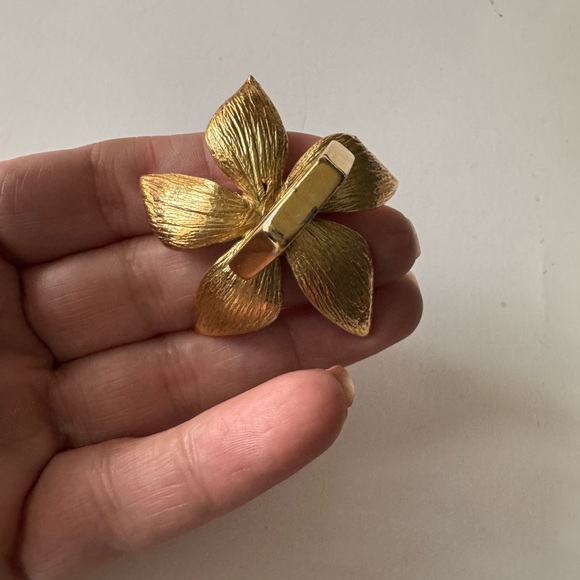 Statement Flower Ring - Picture 5 of 6